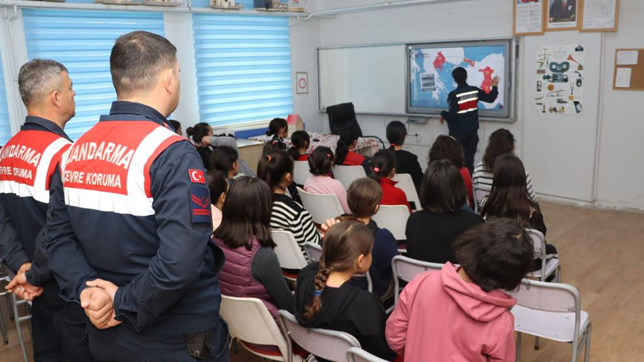 Kırşehir’de Jandarma soğuk havaya aldırış etmeden öğrencilerle buluştu