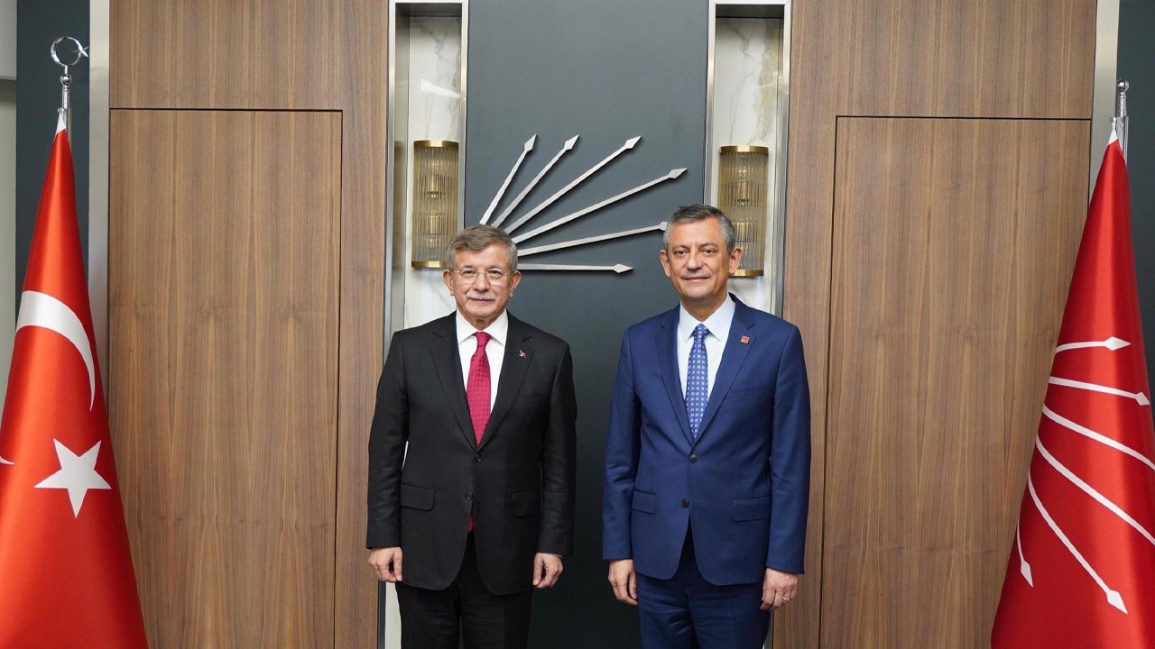 Yeni imajıyla sosyal medyada gündem olan Ahmet Davutoğlu’ndan esprili yanıt: “Işık oyunu arkadaşlar!”
