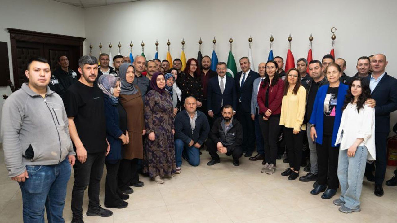 Başkan Odabaşı, belediye personeli ve vatandaşlarla bayramlaştı