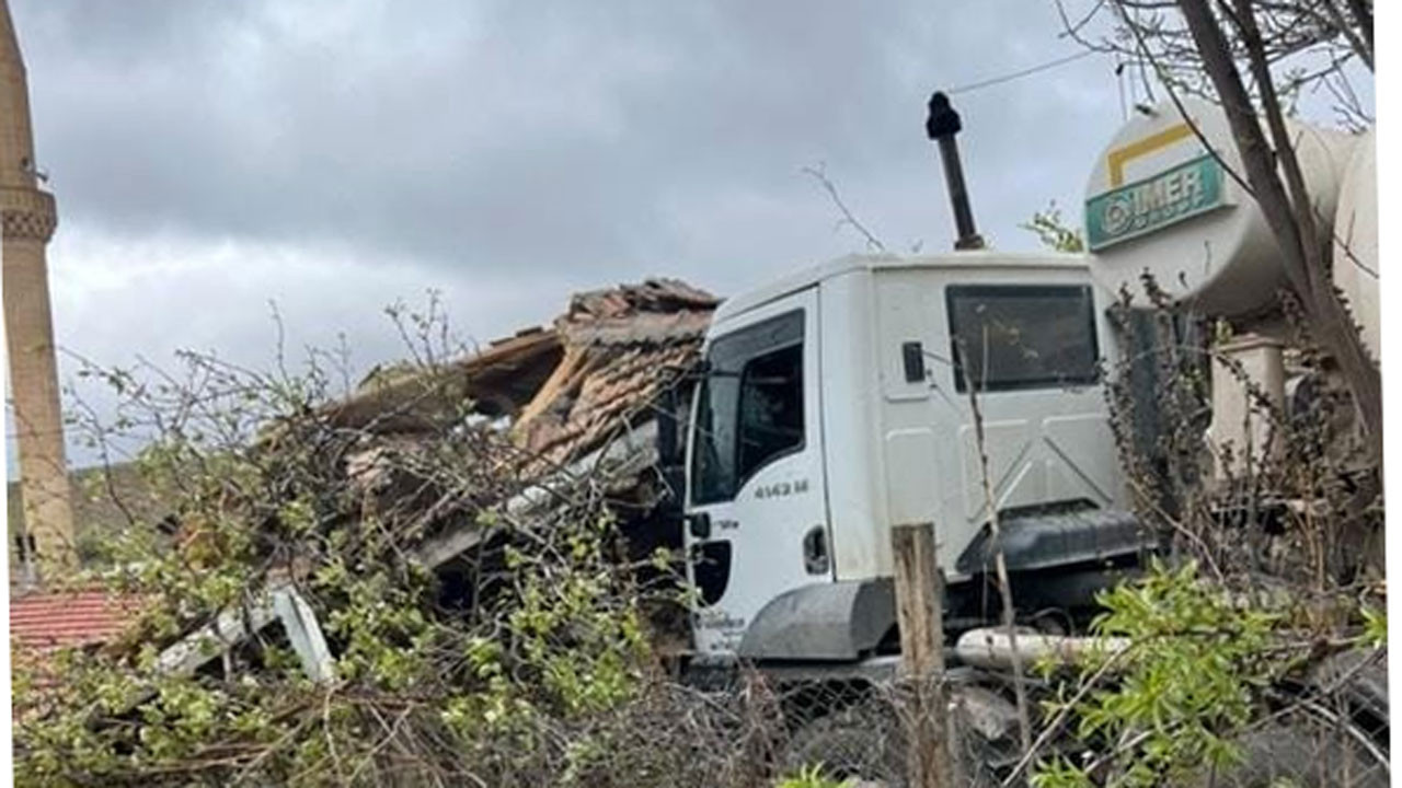 Gölbaşı'nda feci kaza! Beton mikseri müstakil eve çarptı!
