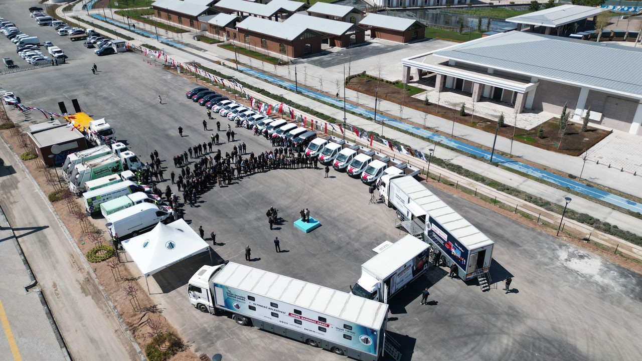 Altındağ Belediyesi yeni etkinlik merkezi ve araç filosunu tanıttı