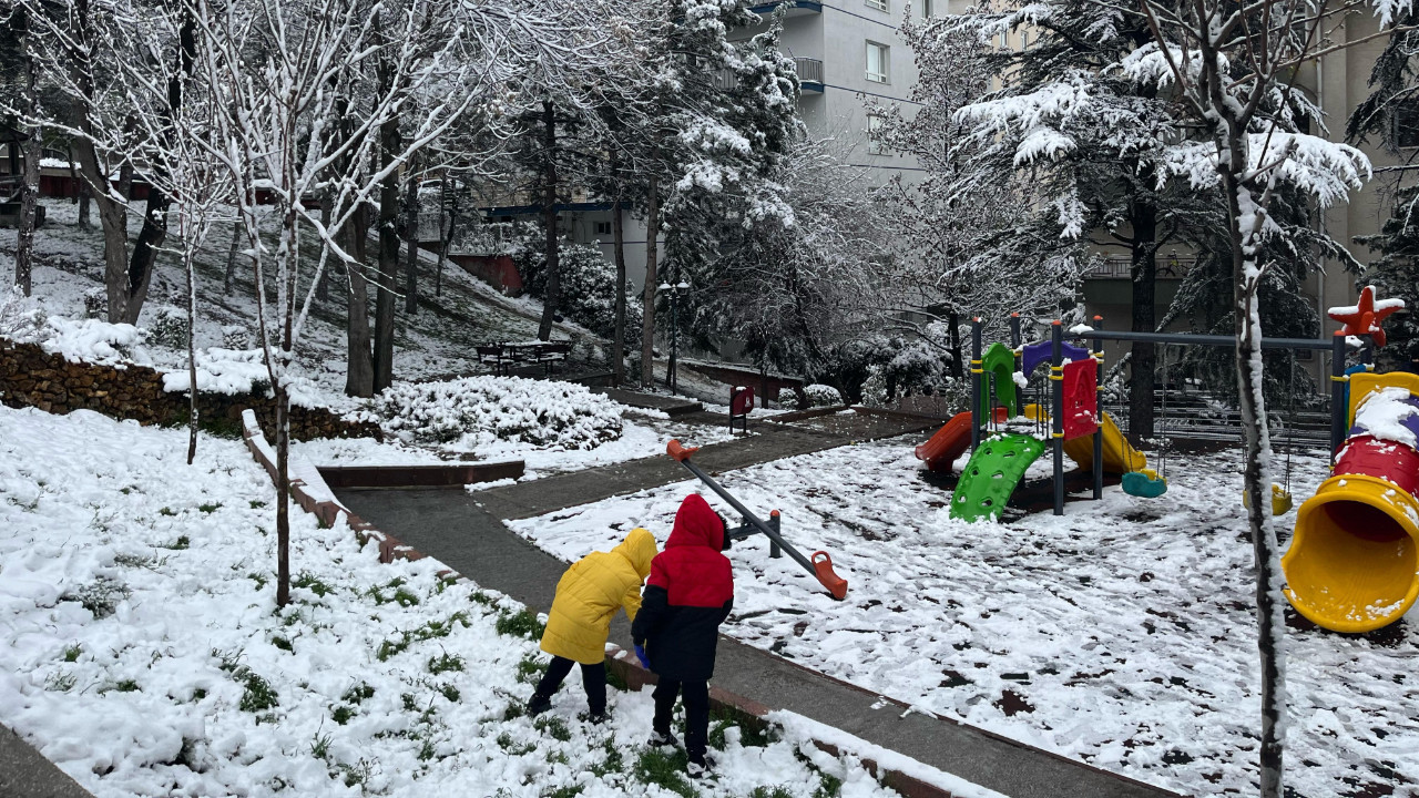 Nisan ayında Ankara'ya kar sürprizi! İşte ortaya çıkan ilginç manzaralar