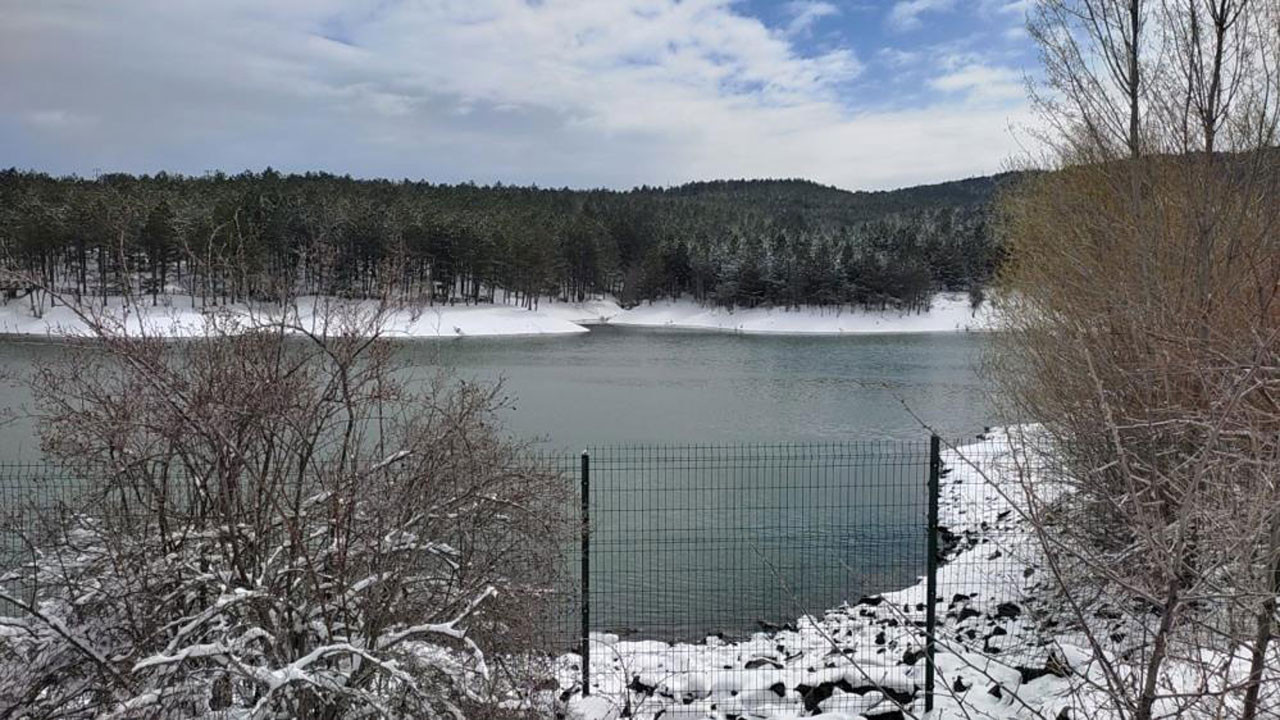 Nisan ayında yağan kar Türkiye’nin ilk milli parkını beyaz örtüye bürüdü