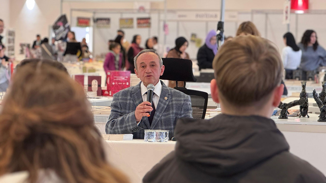 Sadık Yalsızuçanlar, Sincan Kitap Günleri’nde edebiyatseverlerle buluştu