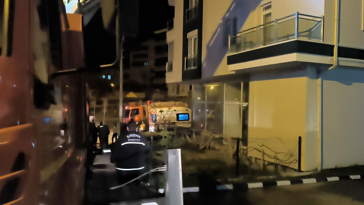 Kırşehir'de 4 katlı binada çıkan yangın panik yarattı