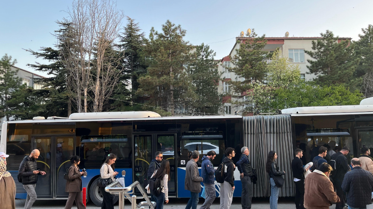 Gayret Mahallesi’nde otobüs çilesi! Durak önlerinde uzun kuyruklar oluşuyor