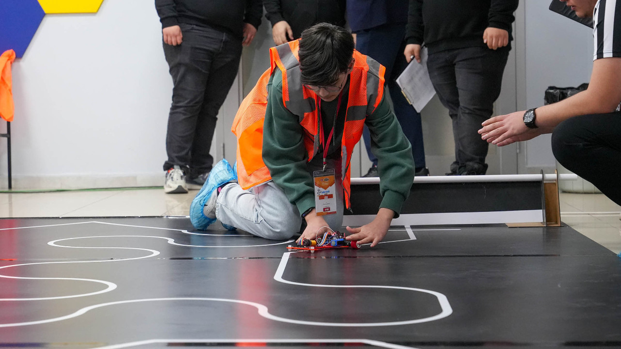Rob-Okul Liseler Arası Çizgi İzleyen Robot Yarışması’nda ödüller sahiplerini buldu