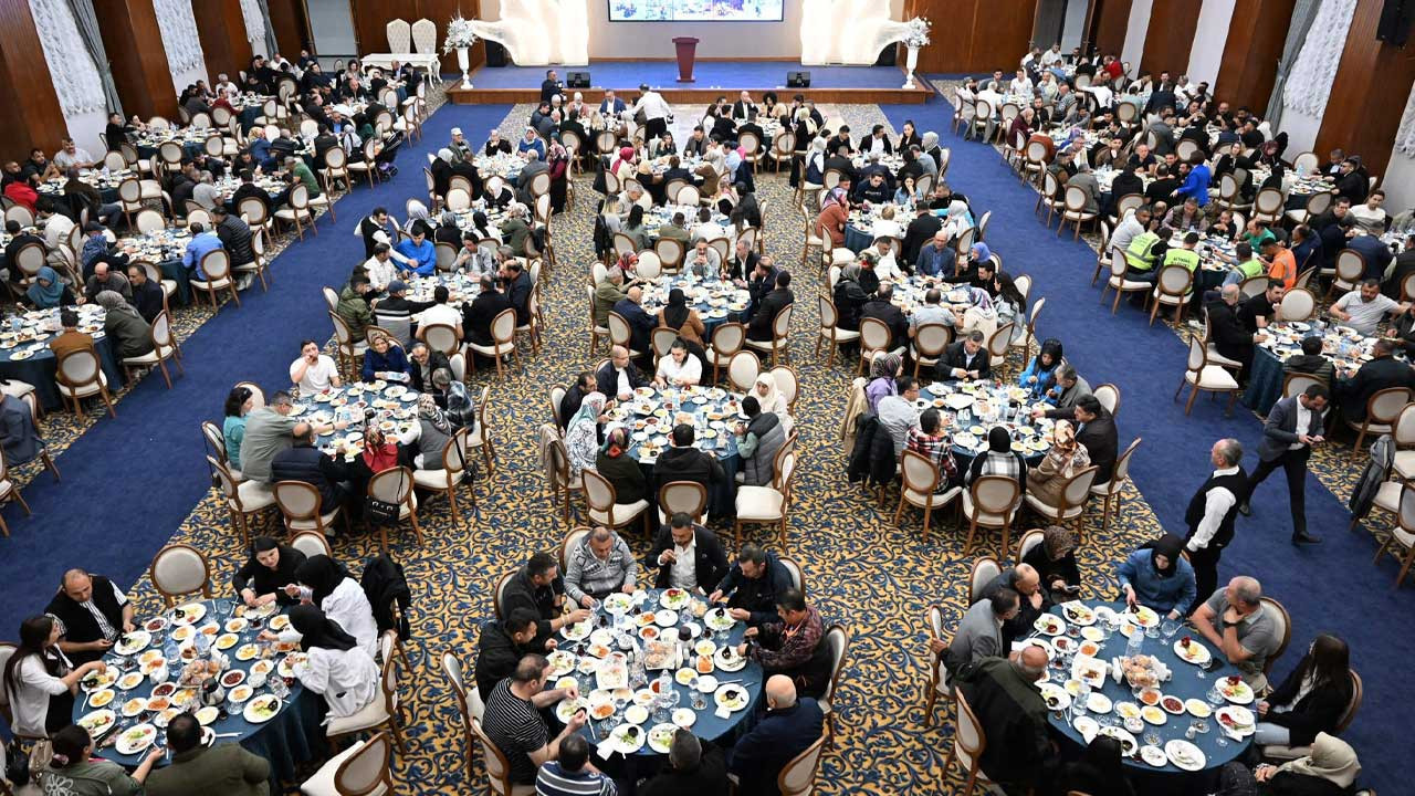 İşçi eylemlerle gündeme gelen Altındağ'da Belediye Başkanı Tiryaki, belediye işçileriyle kahvaltıda buluştu