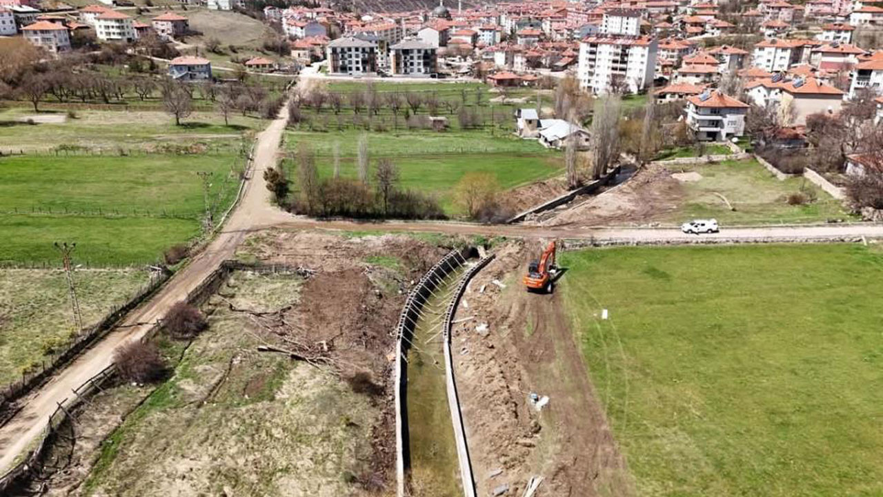 Akdağmadeni'nde dere ıslah çalışmaları aralıksız sürüyor