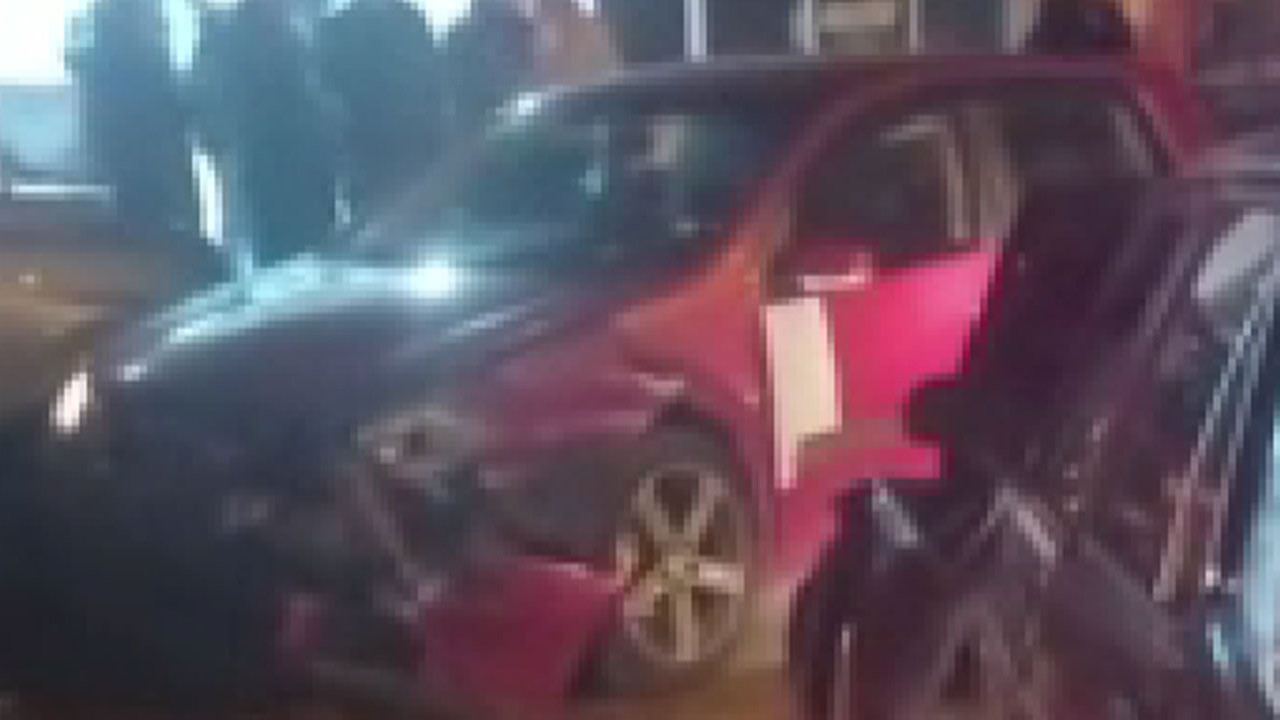 Sincan'da alkollü sürücü park halindeki araçlara çarptı