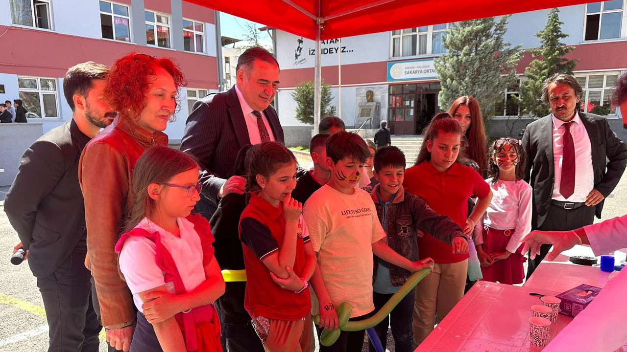 Başkan Güngör, bilim şenliğinde öğrencilerin heyecanına ortak oldu