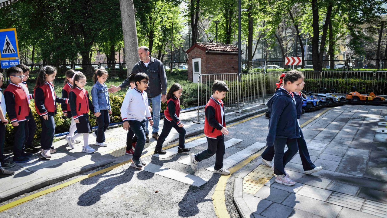 Ankara'da çocuklar trafik kurallarını oynayarak öğreniyor