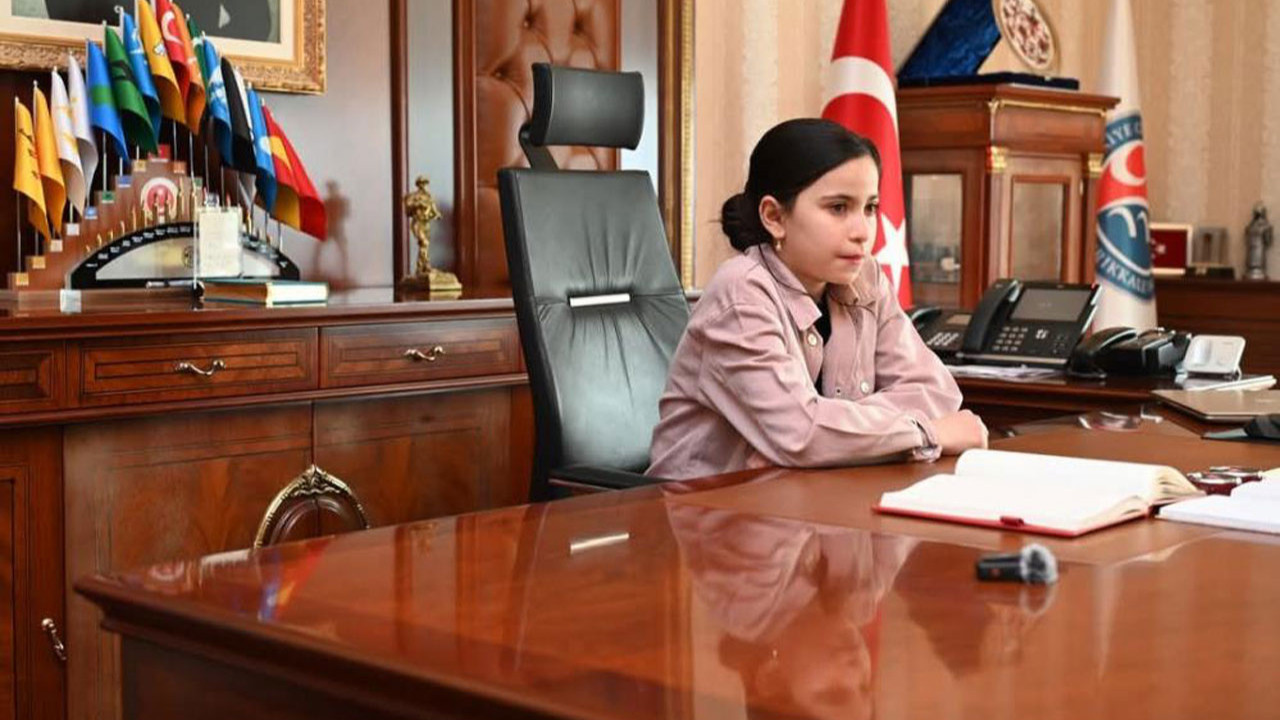 Vali Mehmet Makas, koltuğunu öğrencilere devretti