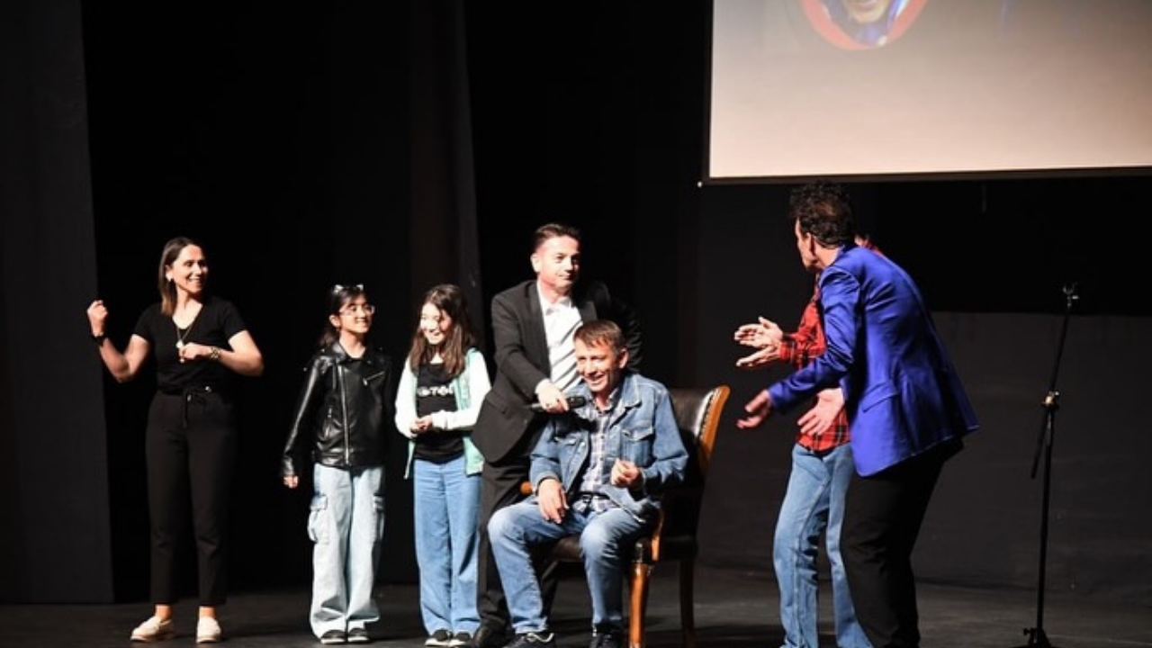 Pursaklar’da "Şeydeki Şey" tiyatrosu, izleyicileri kahkahaya boğdu