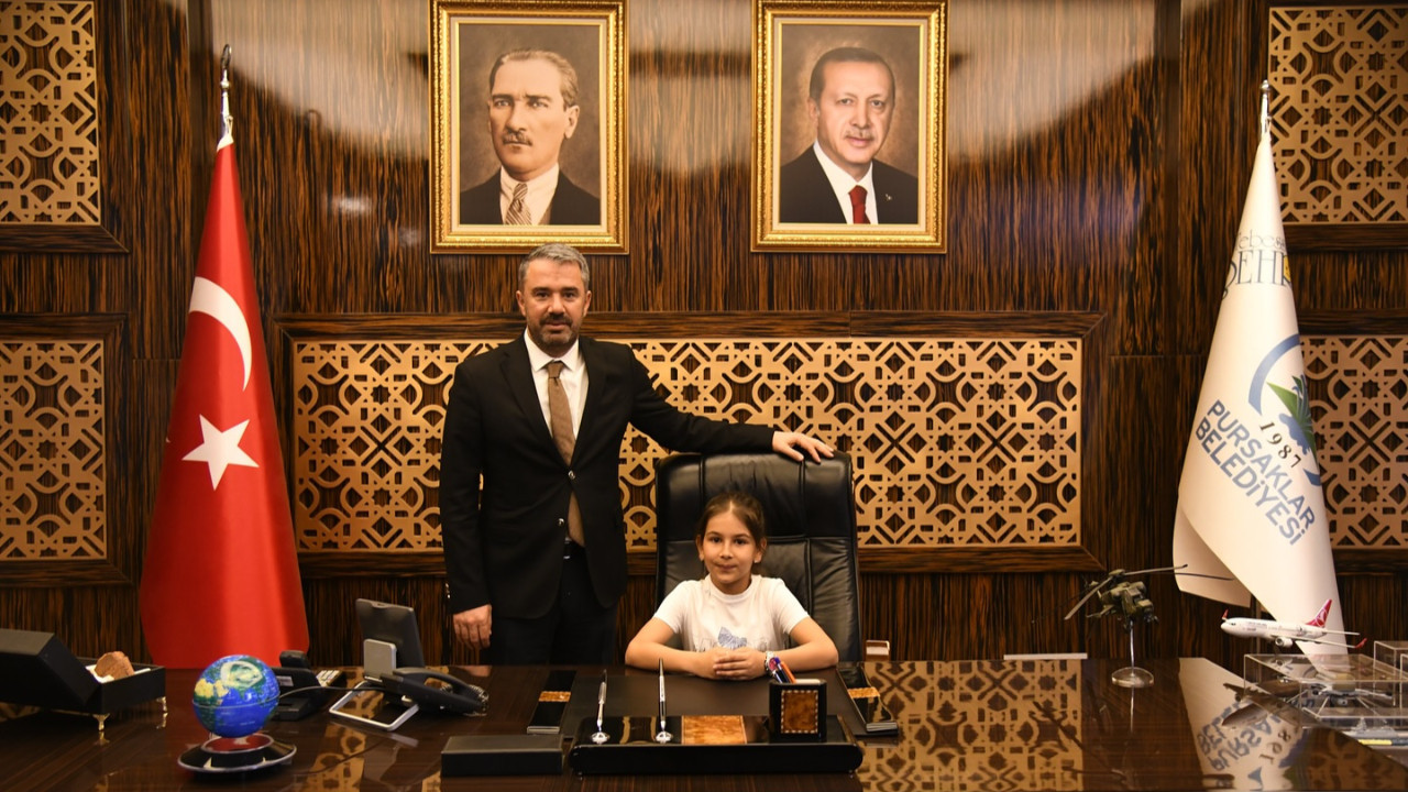 Pursaklar'da 23 Nisan kutlamaları! Başkanlık koltuğu 4. sınıf öğrencisi Zeynep'e emanet edildi