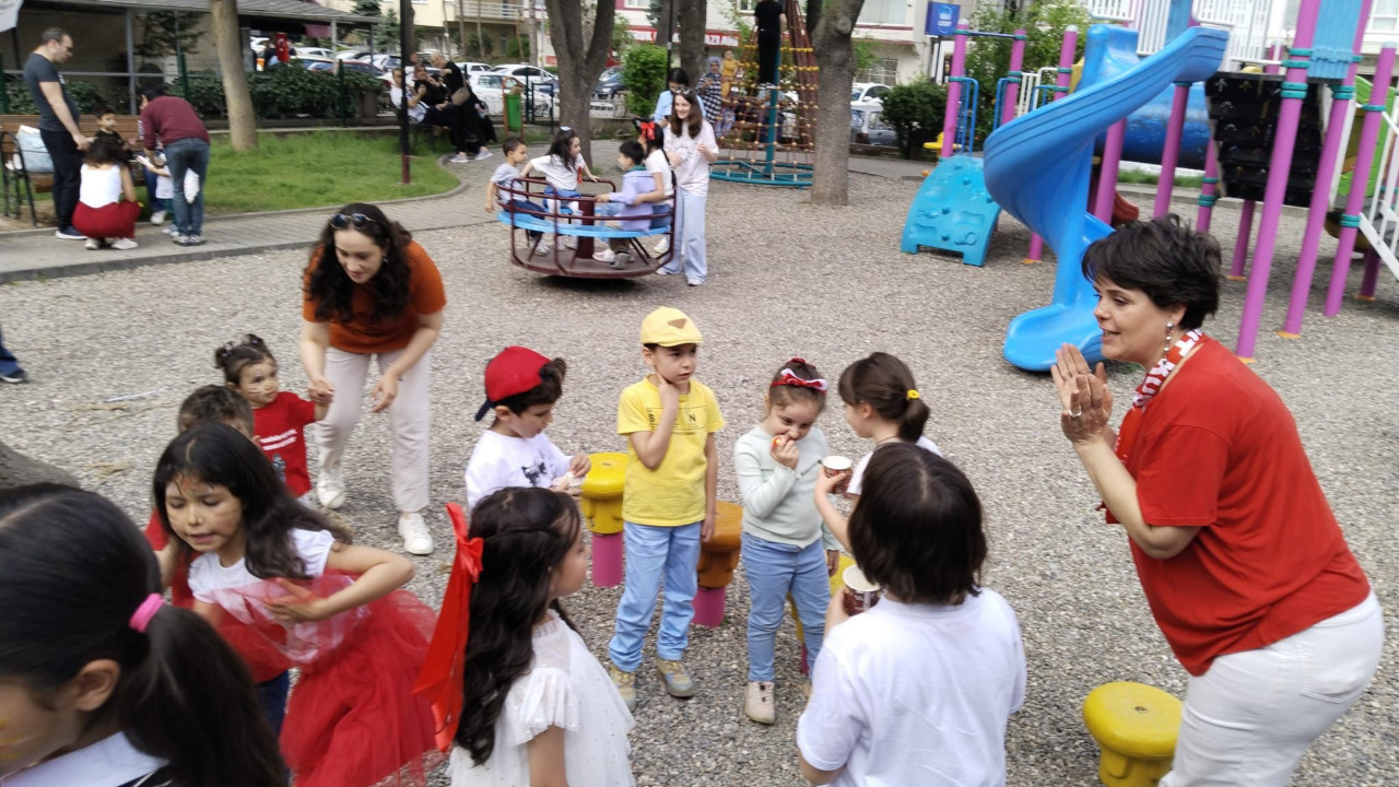 Atatürk’e komşu mahalleden anlamlı kutlama