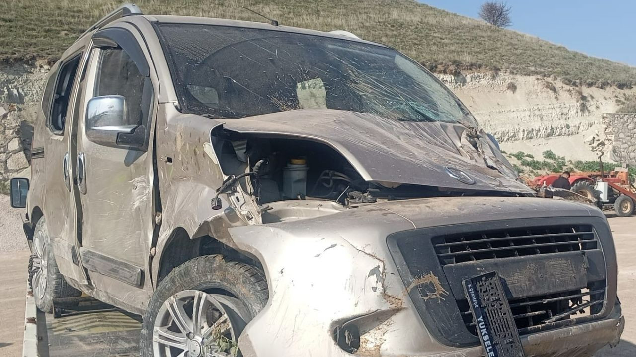 Beypazarı'nda kontrolden çıkan otomobil devrildi