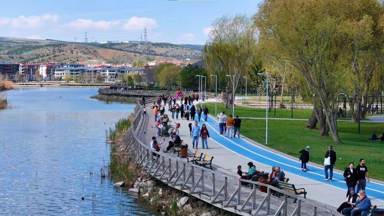 Ankaralılar güneşli pazar gününde Gölbaşı Sahil Parkı'na akın etti