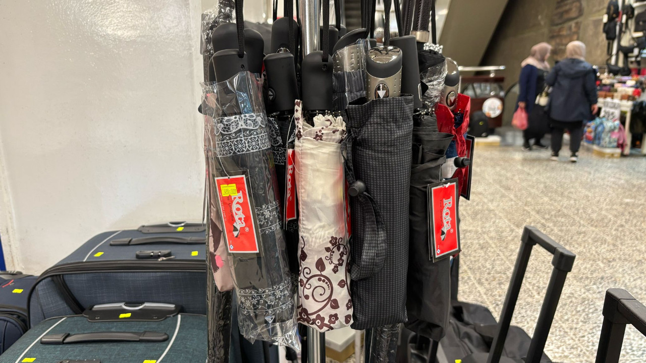 Ankara Ulus'ta şemsiye fiyatları yükseldi