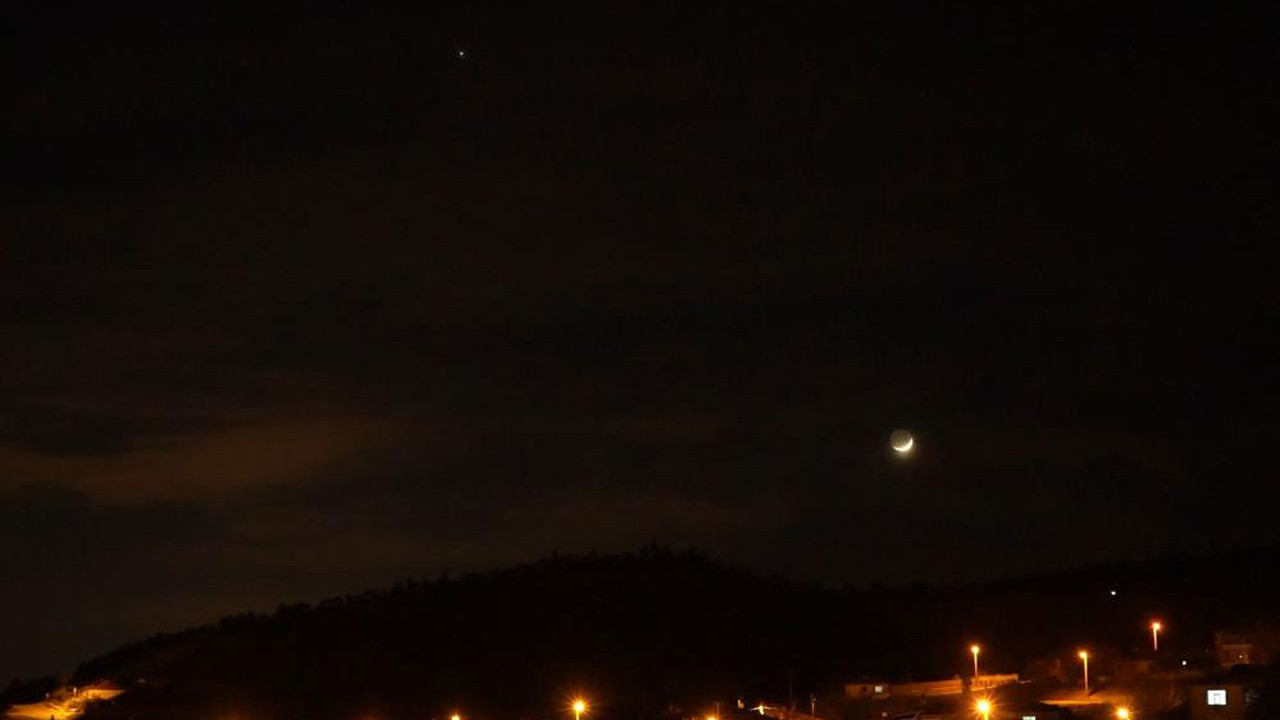 Kırıkkale’de hilal şeklindeki Ay ile Venüs, gökyüzünü süsledi