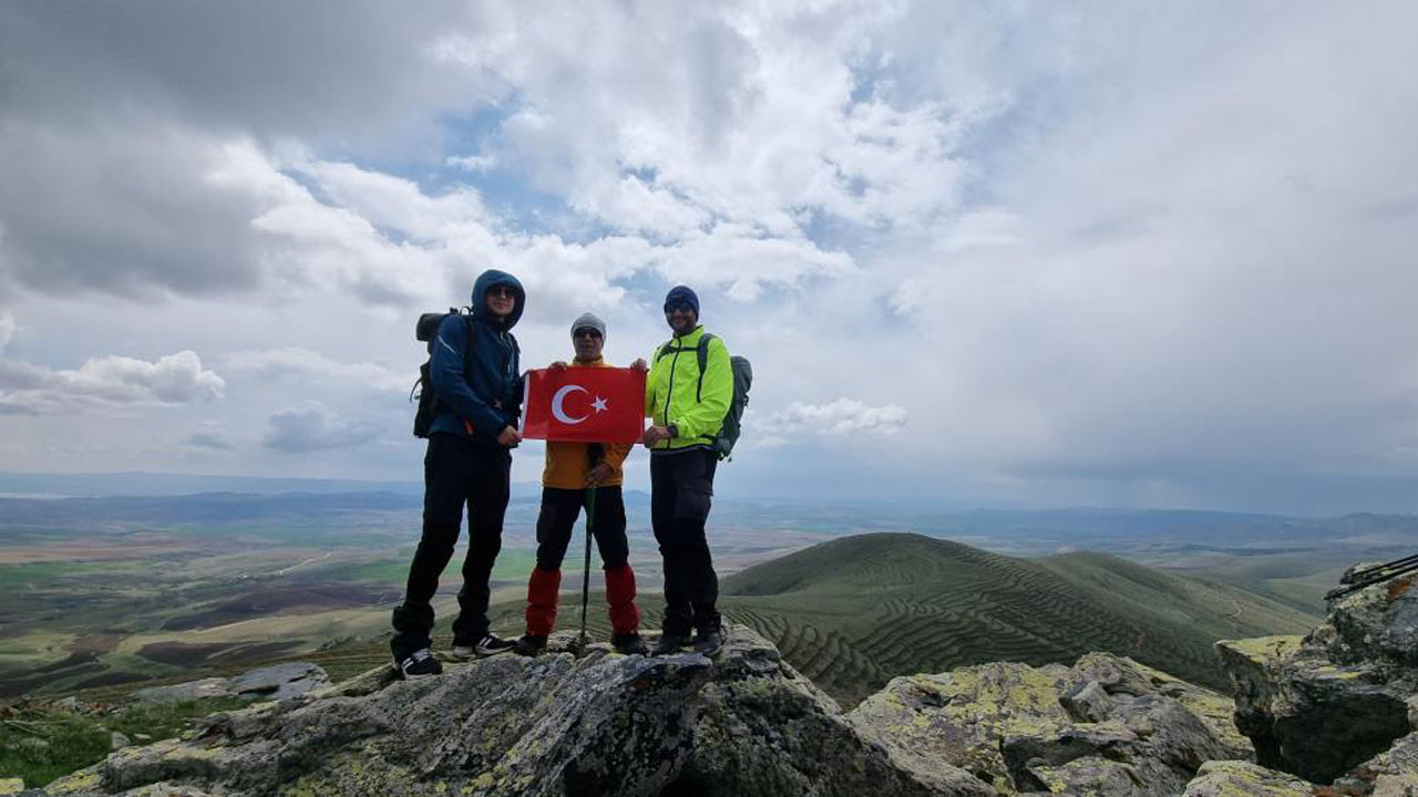 Kırşehirli 4 dağcı, Demirli Kale Tepe’nin zirvesine çıktı