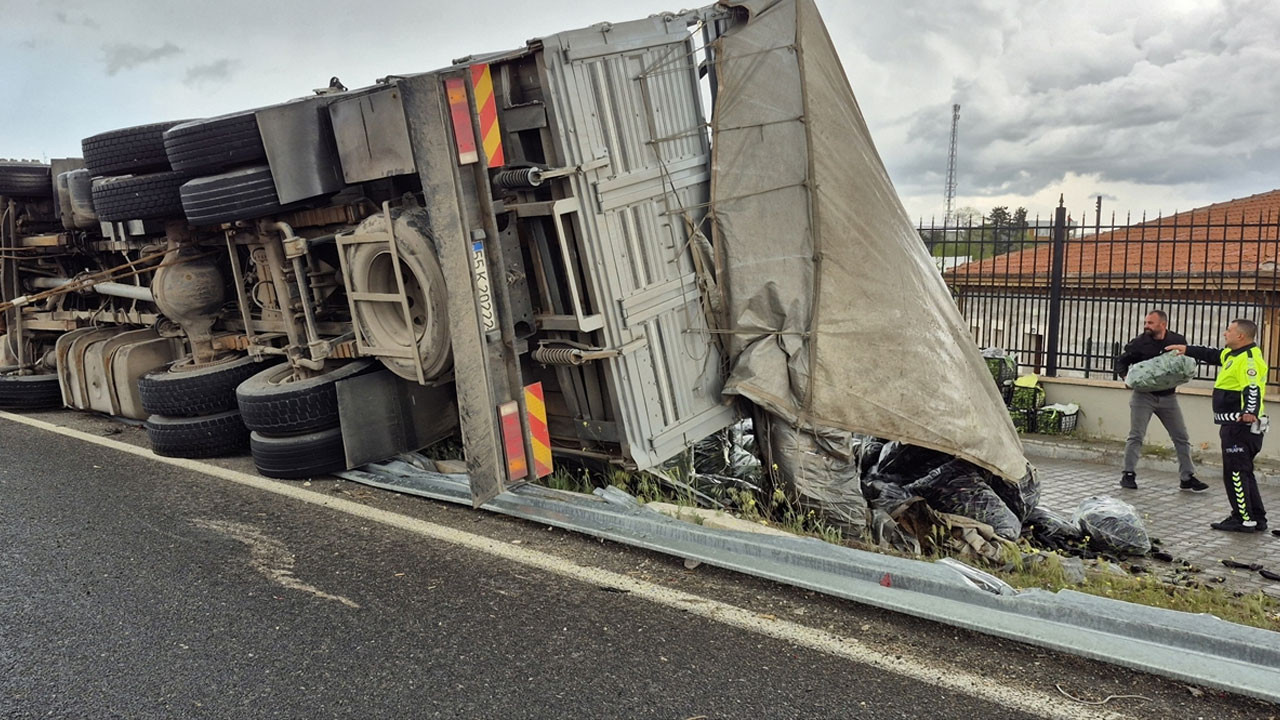 Kırıkkale'de sebze yüklü TIR devrildi! Sürücü yaralandı, Vatandaşlar dökülen sebzeleri çuvalla götürdü