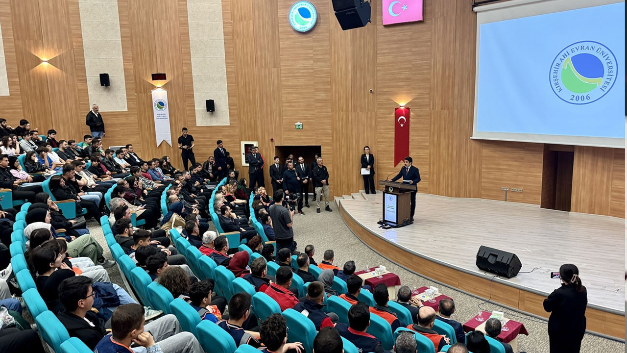 Kırşehir'de "Depremle Birlikte Yaşam" konulu konferans düzenlendi