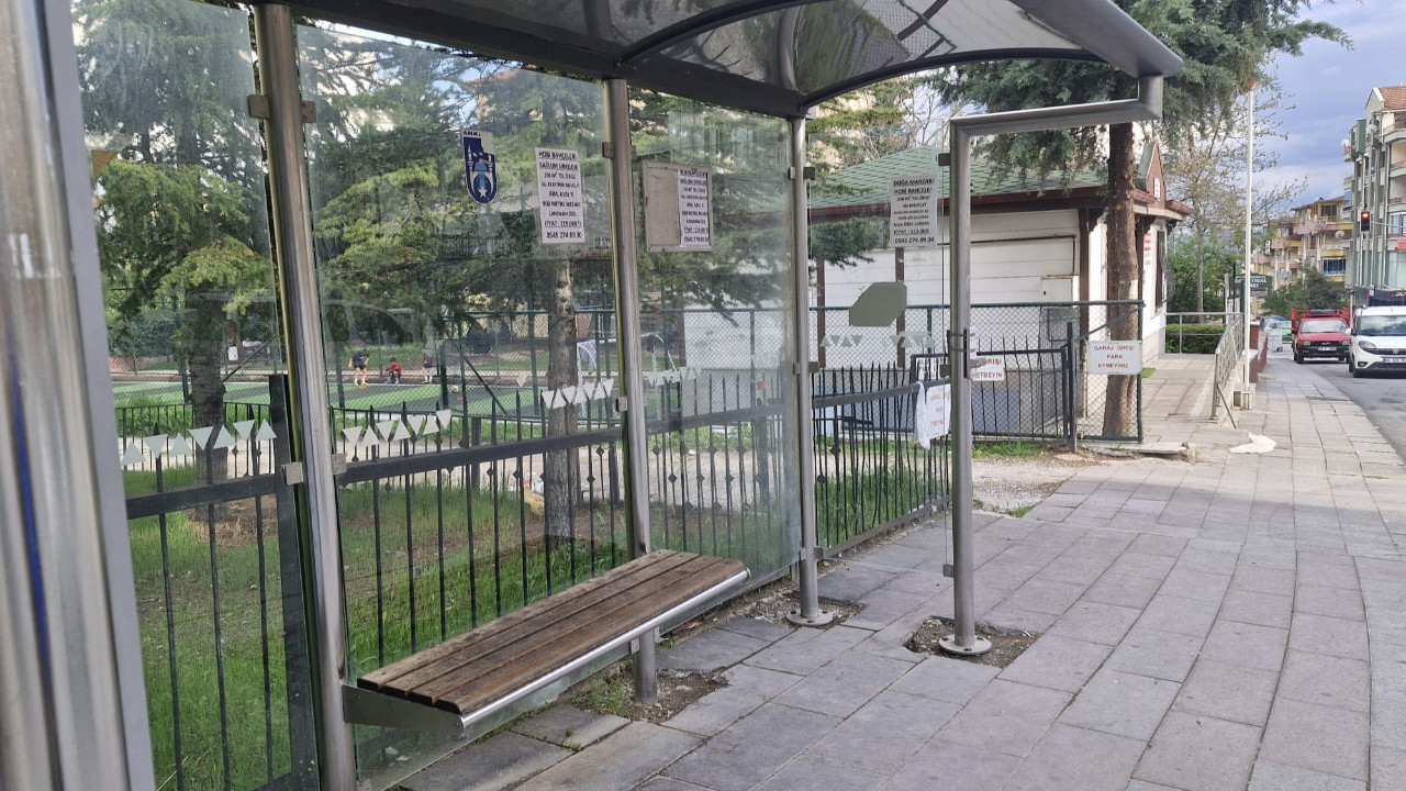 Keçiören EGO durağındaki kırık cam ABB ekipleri tarafından yenilendi