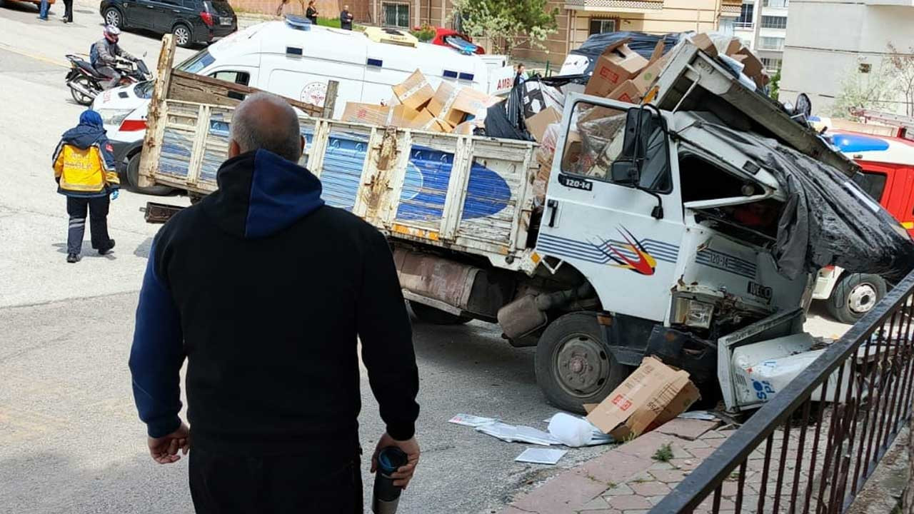 Keçiören'de freni boşalan kamyon trafoya çarptı! Trafo can kurtardı