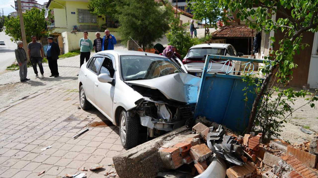 Araca çarpmamak için manevra yaparken bahçe duvarına çarptı