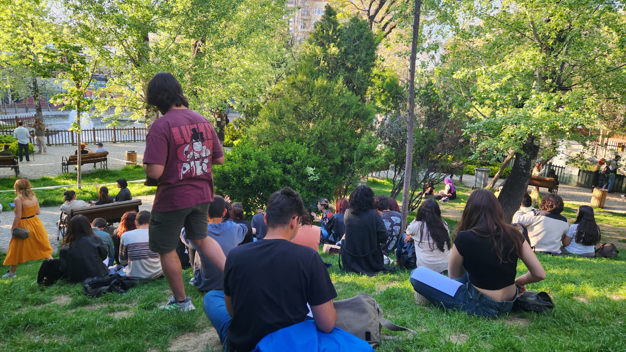 Kuğulu Park'ta toplanan üniversite öğrencilerinden tutuklu arkadaşlarına mektup