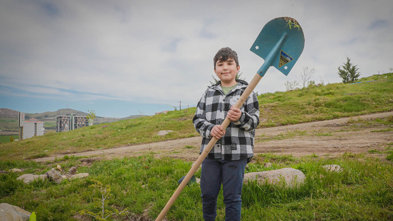 Keçiören’de geleceğe yatırım: Minik eller fidan dikti, gençler sağlıklı yaşamı öğrendi