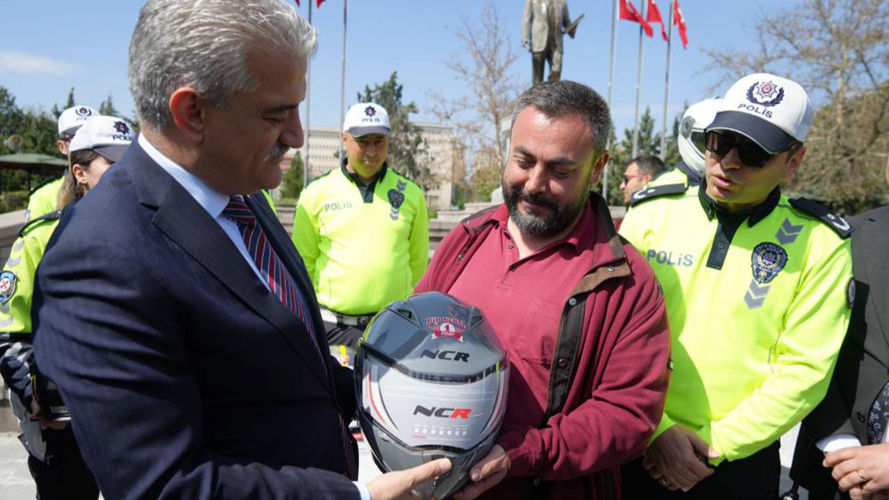 Kırıkkale'de motosiklet sürücülerine kask jesti