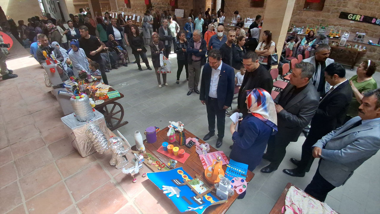 Beypazarı’nda miniklerden geri dönüşüm defilesi