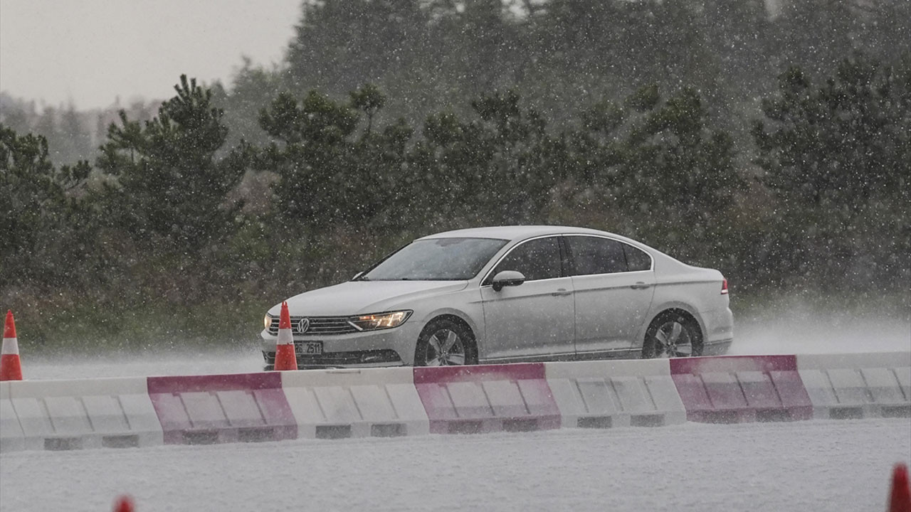 Ankara-Niğde Otoyolu’nda dolu etkili oldu