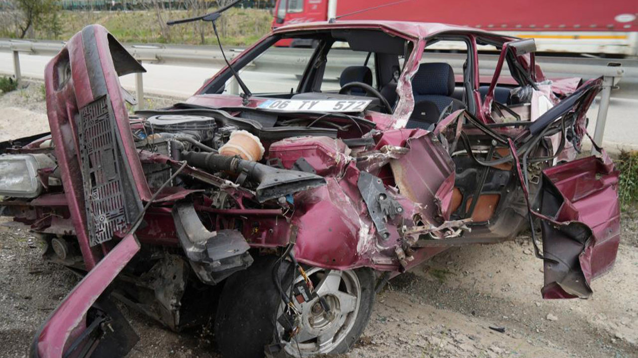 Kırıkkale'de bariyerlere çarpan otomobil hurdaya döndü, facianın eşiğinden dönüldü