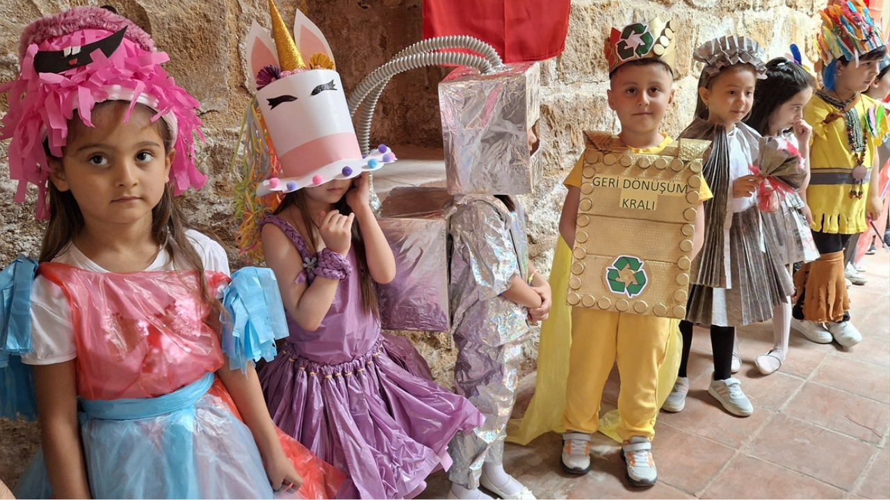 Minik tasarımcılardan geri dönüşüm defilesi: Sanatla geleceğe mesaj verdiler