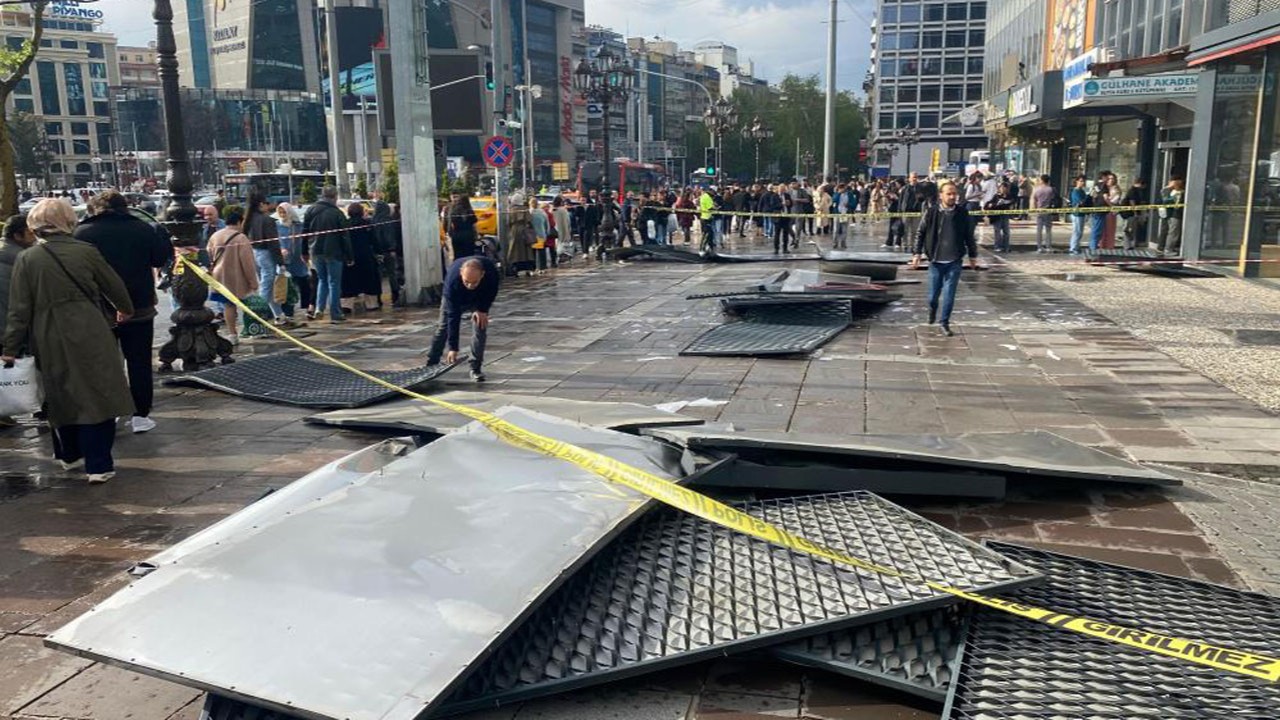 Ankara’da fırtına mağaza tabelasını uçurdu
