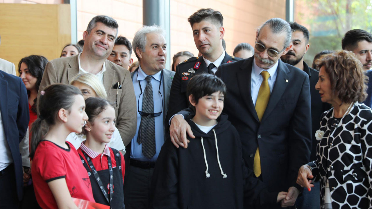 Etimesgut Belediye Başkanı Erdal Beşikcioğlu, Zafer Koleji’nin kuruluş yıl dönümü programına katıldı