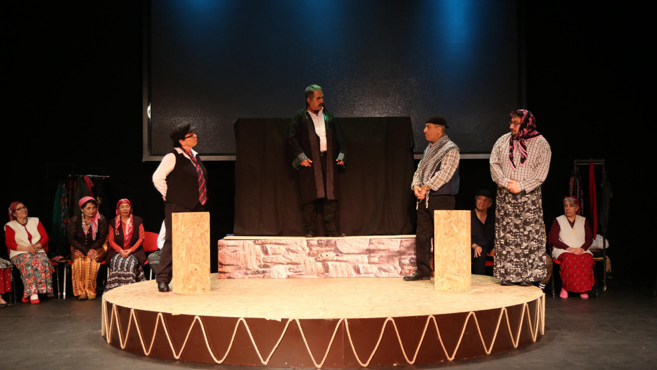 Düğün ya da Davul prömiyerinde tiyatro tutkusu ayakta alkışlandı