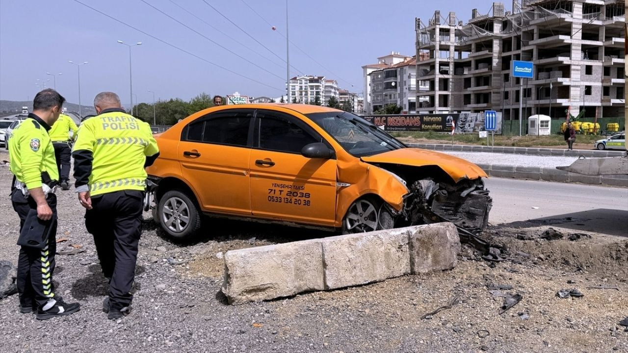 Kırıkkale'de kaza! Taksi beton bariyere çarptı!