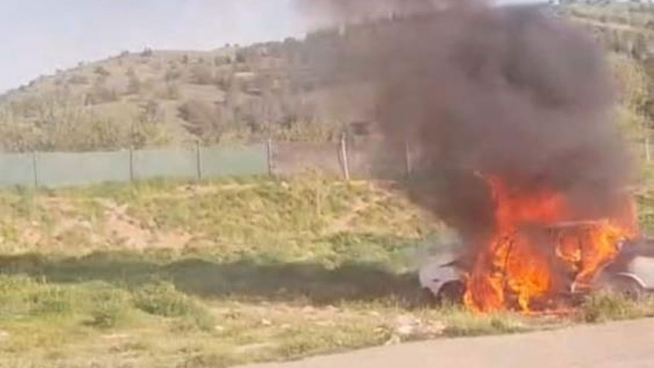 Çankaya'da boş arazide araç yangını!