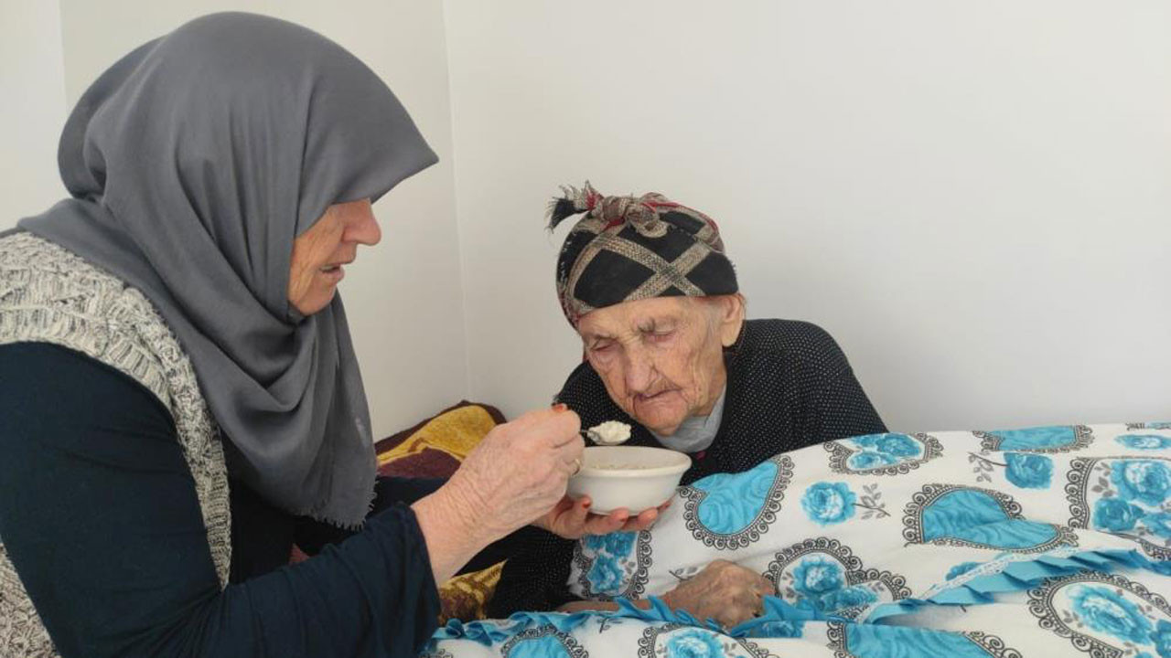 102 yaşındaki Kezik nineye çocukları gözü gibi bakıyor