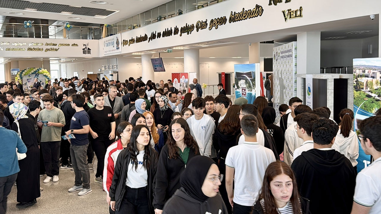 Kırşehir Ahi Evran Üniversitesi ev sahipliğinde 18 üniversitenin katıldığı "Üniversite Tanıtım Fuarı" öğrencilerle buluştu