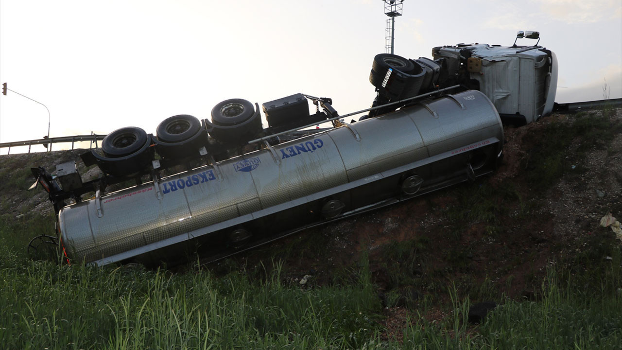 Yozgat’ta soya yağı yüklü TIR devrildi: 1 yaralı