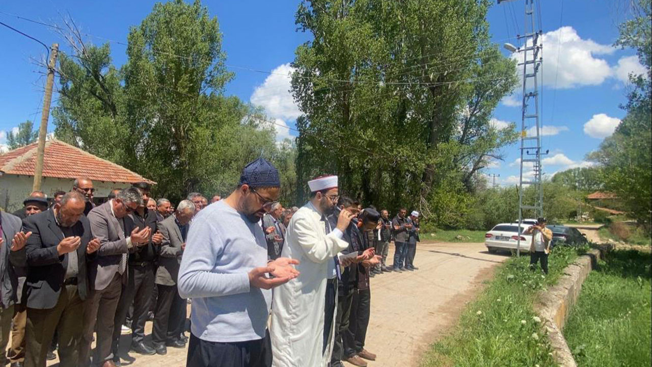 Yozgat Sarıkaya’da vatandaşlar yağmur duası için ellerini semaya açtı