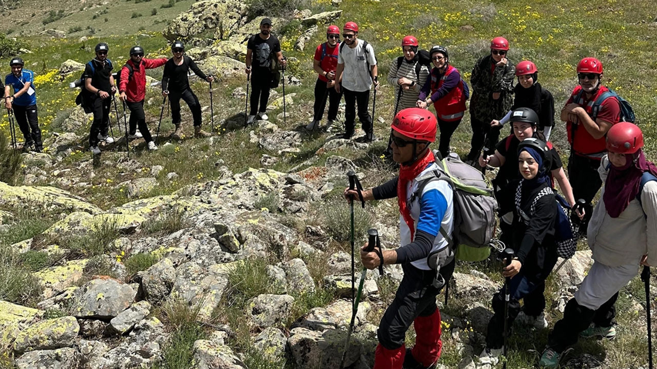 Kırşehir’de dağcılar 19 Mayıs’ı Davullu Zirvesi’nde kutladı