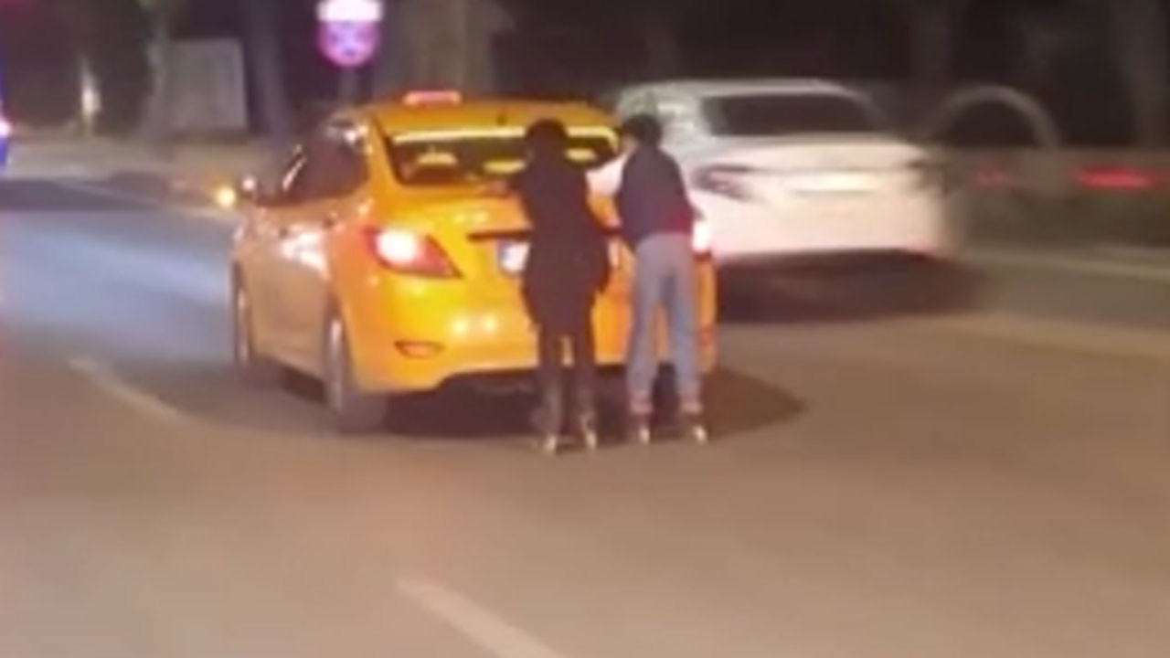 Sincan'da tehlikeli yolculuk: Patentli gençler taksiye tutunarak trafiği tehlikeye attı