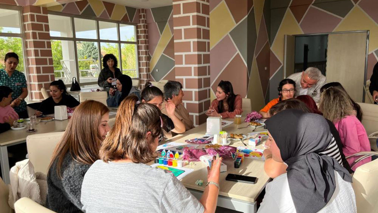 Kırşehir Beyazay Derneği, engellilere yönelik atölye çalışmalarıyla farkındalık yaratıyor