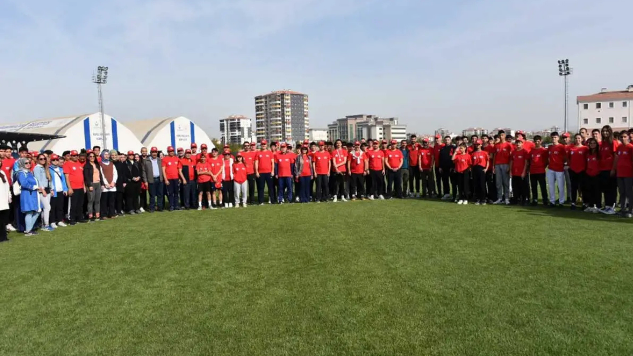 Çubuk’ta gençlik coşkusu başladı: Festival korteji renkli görüntülere sahne oldu